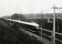 163314 Afbeelding van twee gekoppelde electrische treinstellen mat. 1936 van de N.S. (voorop stel nr. 613) te ...